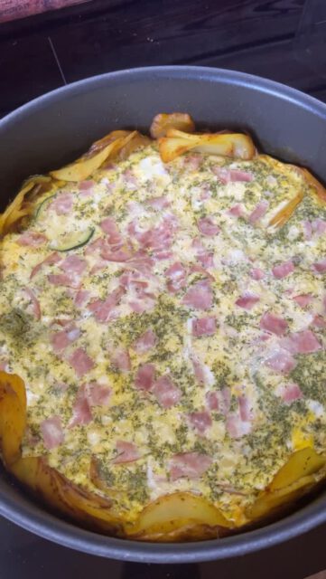 ✨ Frittata-Genuss aus der großen Sautuse von Pampered Chef ✨
Saftige Zucchini, feine Kartoffeln und herzhafter Schinken – alles vereint zu einer fluffigen Frittata. Zubereitet in der Pfanne, die nicht nur auf dem Herd, sondern auch im Ofen wahre Wunder vollbringt. 🌿 Natürlich verfeinert mit den köstlichen Gewürzen von Edelschmaus.

👉 Das ganze Rezept findet ihr auf meiner Website: www.foodbymargriet.de

#frittata #pamperedchef #sautuse #zucchini #kartoffeln #schinken #edelschmaus #ofenliebe #herzhaftundlecker #foodbymargriet #schnelleküche #soulfood