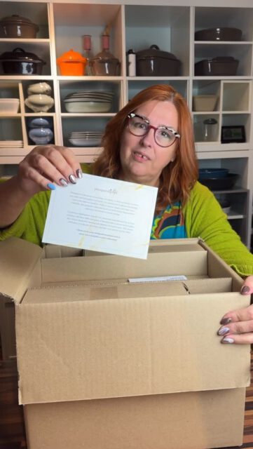 🫣 Neue Teller, neues Glück!
Ich hab’s getan – Platz im Schrank geschaffen und das alte Geschirr rausgeschmissen 😅
Aber mal ehrlich: bei diesem Jubiläums-Design konnte ich einfach nicht widerstehen!
Unboxing-Zeit mit ganz viel Herzklopfen & Stoneware-Liebe 💕✨

#PamperedChef #Jubiläumsjahr #UnboxingTime #NeuesGeschirr #Küchenliebe #PlatzImSchrank #HappyCook #stonewareLiebe #TeamPamperedChef #Genussmomente #SchrankMakeover #Küchenglück #IchWarSchwach