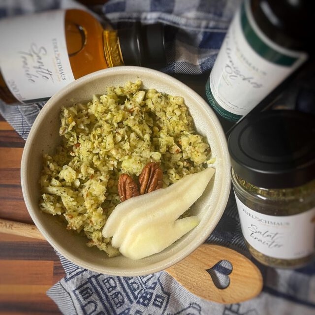 🥗 Kohlrabi-Peer-Salat mit Crunch!

Frisch, knackig & in Sekunden fertig 💚
1 Kohlrabi (in Stücke), 1 geschälte 🍐(geviertelt), ein Handvoll Pecannüsse,
1 TL Feigen-Senf, 1,5 TL Salatkräuter,
je 1 EL Sanfter Traubenessig & Olivenöl von Edelschmaus.

👉 Alles in den Multi-Zerkleinerer, 2–3x kurz auf Pulse drücken – fertig!
Perfekt als frischer Beilagensalat oder leichter Lunch – süß, nussig & einfach genial 😋

#foodbymargriet #edelschmaus #salatliebe #gesundundlecker #multizerkleinerer #kohlrabi #peer #pecans #einfachgenial #schnellundlecker

🌼
www.foodbymargriet.de / .com
📞 0049 (0)162 9331957
Rezepte & Produkte von Pampered Chef und Edelschmaus
Liebe Grüße, Margriet 🌼