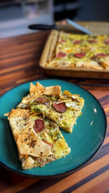 ✨ Yufka mit Lauch, Camembert, Feigen & Hack ✨

Yufka geht immer – schnell, einfach und mega lecker!
Mit nur wenigen Zutaten zauberst du damit ein richtiges Wohlfühlgericht auf den Tisch.
Der Camembert wird schön cremig, der Lauch bringt Würze, die Feigen eine feine Süße – und das Ganze knusprig gebacken auf dem großen Ofenzauberer.
Perfekt für Alltag, Gäste oder „ich hab keine Lust lange zu kochen“-Tage 😄💛
Unbedingt ausprobieren!

🌼 Rezepte & Produkte von Pampered Chef & Edelschmaus
www.foodbymargriet.de | www.foodbymargriet.com
📞 0049 (0)162 9331957

#yufka #rezeptinspo #pamperedchef #ofenzauberer #edelschmaus #schnellundlecker #herbstküche #einfachkochen #foodinspo #kochenmachtglücklich #feigenliebe #camembert #lauch #hackfleisch #superknusprig #kreativkochen #foodbymargriet #genussmoment #ausmeinerküche #seelenfutter