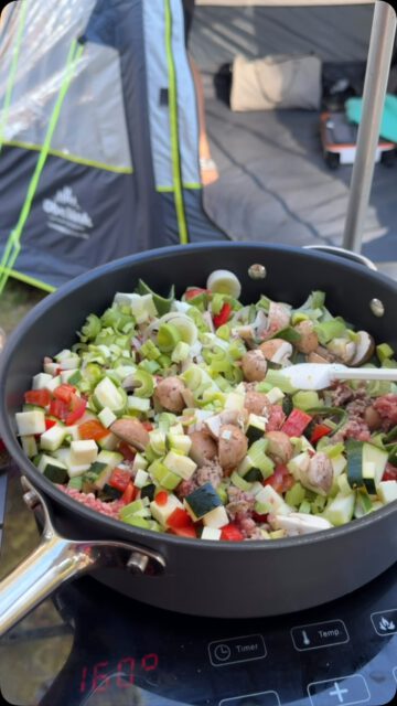Campingküche ohne Schnickschnack! 🚐🍳

Eine Pfanne. Alles rein. Fertig. 😜
Wenig Abwasch, viel Geschmack – und mehr Zeit für die schönen Dinge im Urlaub. ☀️🍹

So muss Campingküche sein: einfach, schnell & richtig lecker! 😋❤️
