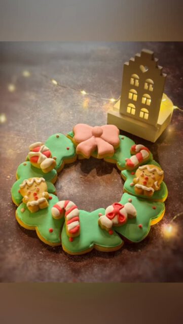 🎄✨ Kekse, Icing & ganz viel Weihnachtsliebe ✨🎄
Feine Weihnachtsplätzchen, liebevoll mit Icing verziert
und als Keks-Kranz angerichtet –
fast zu schön zum Essen … fast 😉🍪

Perfekt zum Verschenken, Teilen
oder heimlich selbst vernaschen 😄
#weihnachtsplätzchen #keksliebe #icingart
#kekskranz #weihnachtsbäckerei