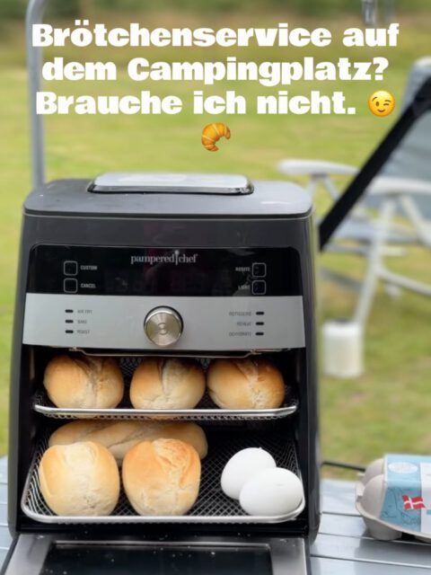 Ad. 
🏕️ Ein Gerät. Unendlich viele Möglichkeiten. ❤️

🥐 Morgens knusprige Brötchen.
🥘 Schnelle warme Mahlzeiten.
🍕 Mittags oder abends eine leckere Pizza.
🍎 Noch etwas Süßes.
🍳 Ein kräftiges Frühstück.

Genau deshalb darf unsere Pampered Chef Airfryer beim Camping nie fehlen. 🚐✨

👉 Welches Gericht würdest du als Erstes zubereiten?

#Camping #Campingküche #PamperedChef #Airfryer #campingkochen FoodOnTour